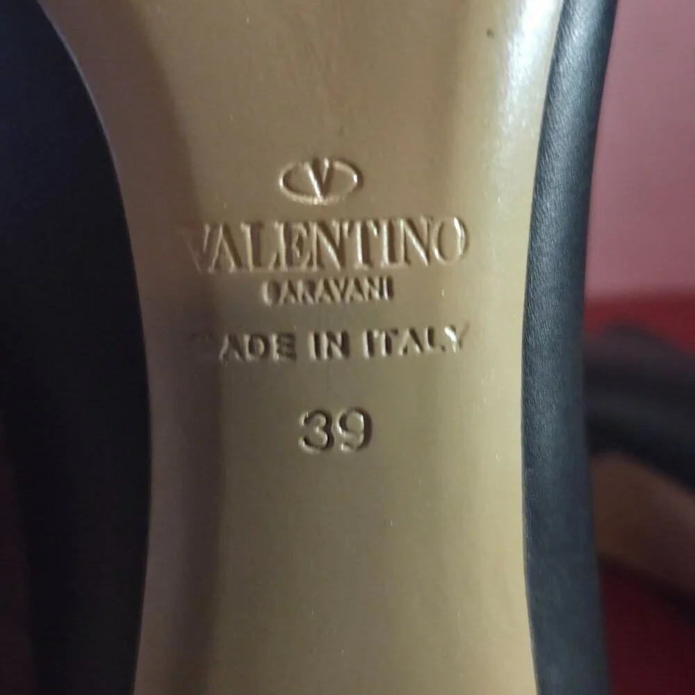 Valentino Garavani | Women’s Pumps | Black | Size 39/8.5 | NWOT